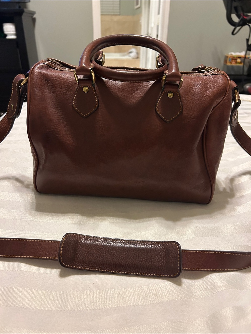 Vgt. Ralph Lauren satchel bag with removable strap and brass hardware. - Picture 5 of 10